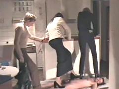 Bondage domination sadisme masochisme, Homme nu et filles habillées, Femme dominatrice, Fétiche, Public