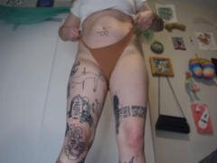 Cul à la bouche, Jupe, Tatouage, Sous la jupe