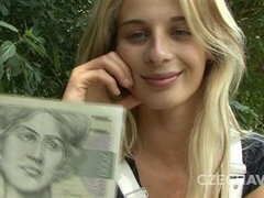 Enthousiasteling, Grote lul, Blond, Naakte man aangeklede vrouw, Hondjeshouding, Masturbatie, Geld, Lang