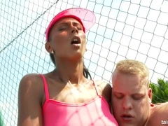 Kuřba, Brunetka, Nazí chlapi, Oblečené, Stříkání spermatu, Honění, Nahé, Venku