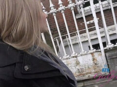 Amatør, Stor røv, Blondine, Komme i munden, Fodjob, Håndjob, Offentlig, Fisse