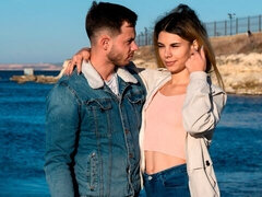 Soverom, Stor rumpe, Blond, Kukk suging, Bakfra, Naturlige bryster, Kort hår, Pupper