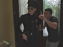 Mooi, Bruinharig, Homo, Hakken, Politie, Rijden, Shemale, Tieten likken