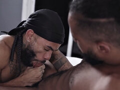 Leie, In den arsch, Schwul, Gruppe, Handjob, Interrassisch, Tätowierung