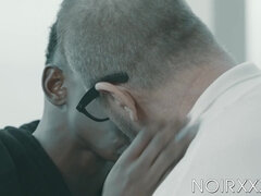 Anál, Velké péro, Černé, Stříkání spermatu, Dávení penisem, Péro, Honění, Hardcore