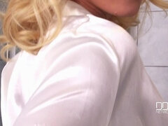 Salle de bains, Piercing, Chatte, Russe, Softcore, Solo, Tatouage, Nénés