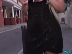 Amateur, Américain, Noire, Sucer une bite, Brunette brune, Queue, Public, Nénés