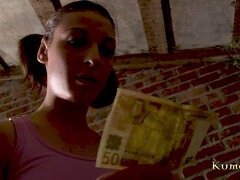 Μελαχροινή, Διεστραμένος, Βυζιά