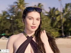 Cul à la bouche, Gros cul, Gros seins, Brunette brune, En levrette, Béant, Hard, Seins naturels