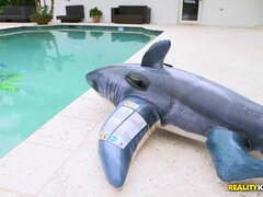 Leie, Bikini, Blasen, Braunhaarige, Zierlich, Pool, Realität, Rasiert