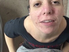 Leie, Blasen, Sperma im mund, Spermaladung, Aufs gesicht abspritzen, Milf, Kurzes haar, Tätowierung