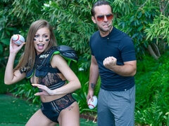 Iso perse, Blondi, Suihinotto, Takaapäin, Käsihoito, Ulkona, Urheilu, Tatuointi