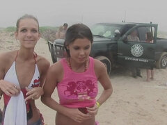 Amatőr, Kebles, Kivillanó idomok, Leszbikus, Szabadban, Nyilvános, Valóság, Begyek