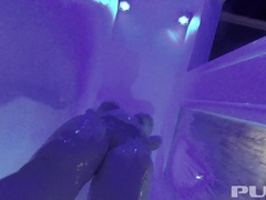 Grosse titten, Blondine, Fingern, Masturbation, Dusche, Tätowierung, Scherzbold