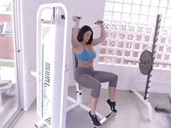 Grosse bite, Gros seins, Sucer une bite, Tir de sperme, Gorge profonde, Gym, Pov, Nénés