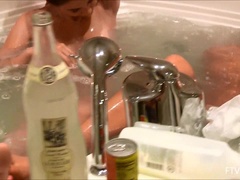 Anal, Doigter, Embrassement, Masturbation, Orgasme, Public, Solo, Jouets