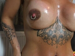 Жопа, Спальня, Британки, Пальцем, Мастурбация, Пирсинг, Киски, Тату