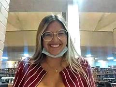 Kotě, Blondýna, Latinské, Masturbace, Na veřejnosti, Sólo