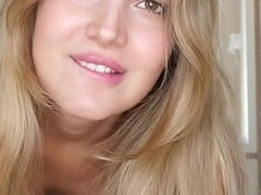 18 éves, Amatőr, Hatalmas hátsó, Szőke, Házi készítésű, Természetes mellek, Nézőpont, Egyedül