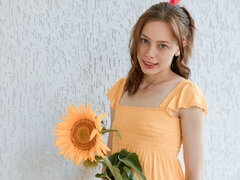 Amatør, Brunette, Kjole, Give finger, Naturlige bryster, Solo, Stripning, Bryster