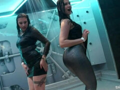 Szőke, Táncolás, Leszbikus, Csupasz, Buli, Szatén, Gyengéd kefélés, Nedves