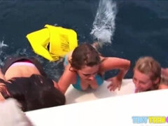 Брюнетки, Пальцем, Лесбиянка, Оргазм, На природе, Крошечные, Дразнящие, Сиськи