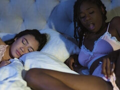 Sovrum, Stor stjärt, Mellanrasig, Slick, Onani, Mager, Tonåring, Tuttar