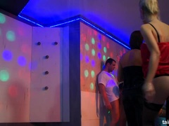 Club, Dansant, Poupée, Interracial, Fête, Actrice du porno, Echangistes, Mouillée