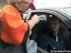 Långt ner i halsen, Glasögon, Mogen, Mamma, Utomhus, Verklighet, Trekant