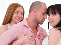 Stor kukk, Kukk suging, Brunette, Søt, Fitte, Barbert, Trekant, Pupper