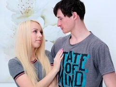 Monumentális dákó, Szőke, Cumizás, Kutya póz, Természetes mellek, Vékony, Tini, Begyek