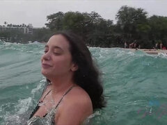 Bikini, Brunette brune, Embrassement, Piercing, Rasée, Maigrichonne, Dénudage, Tatouage