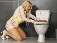 Gros cul, Gros seins, Blonde, Doigter, Mère que j'aimerais baiser, Pisser, Solo, Dénudage