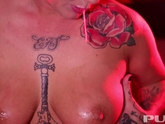 Μεγάλα βυζιά, Μελαχροινή, Αυνανισμός, Ώριμη γυναίκα, Πείραγμα