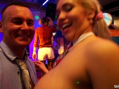 Blond, Kukk suging, Påkledd, Dansing, Raseblandet, Fitte, Skolejente, Swingers