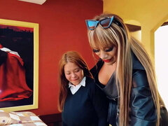 Amateur, Cul, Plantureuse, Domination, Seins naturels, Public, Esclave, Nénés