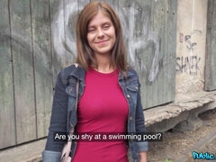 Amatør, Brunette, Kjole, Naturlige bryster, Udendørs, Pov, Offentlig, Spanking