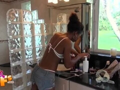 Tyłek, Duży tyłek, Bikini, Ciemna karnacja, Drobna, Cipka, Prysznic, Tatuaż