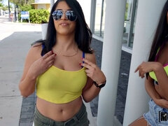 Rjavolaska, Očala, Lezbijke, Lizanje, Bradavičke, Zunaj, Prvoosebno snemanje seksa, Muco