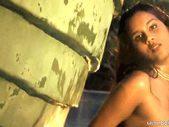 Cougar, Indisk, Milf, Naken