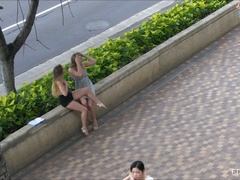 Líbání, Masturbace, Orgasmus, Na veřejnosti, Sólo, Stříkání, Upskirt