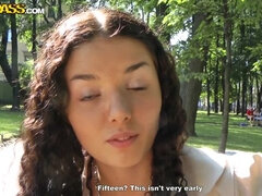 Brunetka, Péro, Na obličej, Podpatky, Spodní prádlo, Na veřejnosti, Punčochy