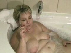 Amerikansk, Badrum, Bbw stor vacker kvinna, Blondin, Mogen, Naturliga tuttar, Röker, Solo
