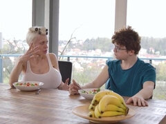 Kisbaba, Tekintélyes didik, Szőke, Cumizás, Érett koros, Valóság, Rövid haj, Harisnya