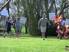 Lul, Dubbele penetratie, Vingeren, Handbeurt, Masturbatie, Natuurlijke tieten, Buiten, Tieten likken