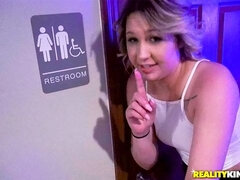 Stor røv, Hundestilling, Håndjob, Naturlige bryster, Pov, Barberet, Teenager, Toilet