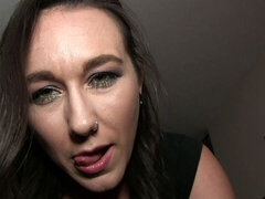 Iso perse, Ruskeahiuksinen, Mekko, Sormetus, Luonnolliset tissit, Soolo, Strippaus, Tatuointi