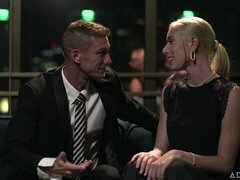 Hatalmas hátsó, Monumentális dákó, Tekintélyes didik, Szőke, Kutya póz, Természetes mellek, Rövid haj, Tini