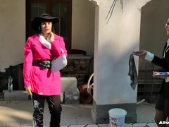 Souboj holek, Venku, Na veřejnosti, Vlhká