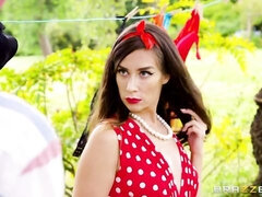 Elegant outdoor sex with a passionate pin-up model Cassidy Klein